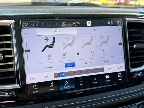 New 2025 Chrysler Pacifica Limited image 17