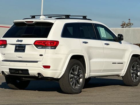 Used 2017 Jeep Grand Cherokee Overland image 2