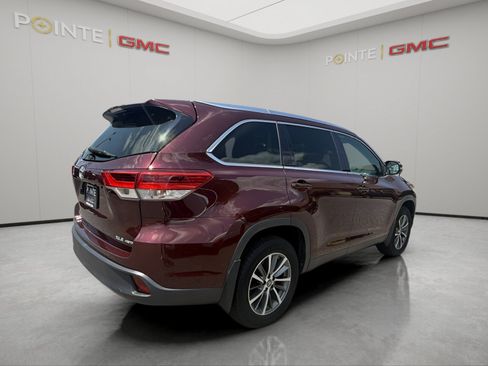 Used 2019 Toyota Highlander XLE AWD/4WD image 3