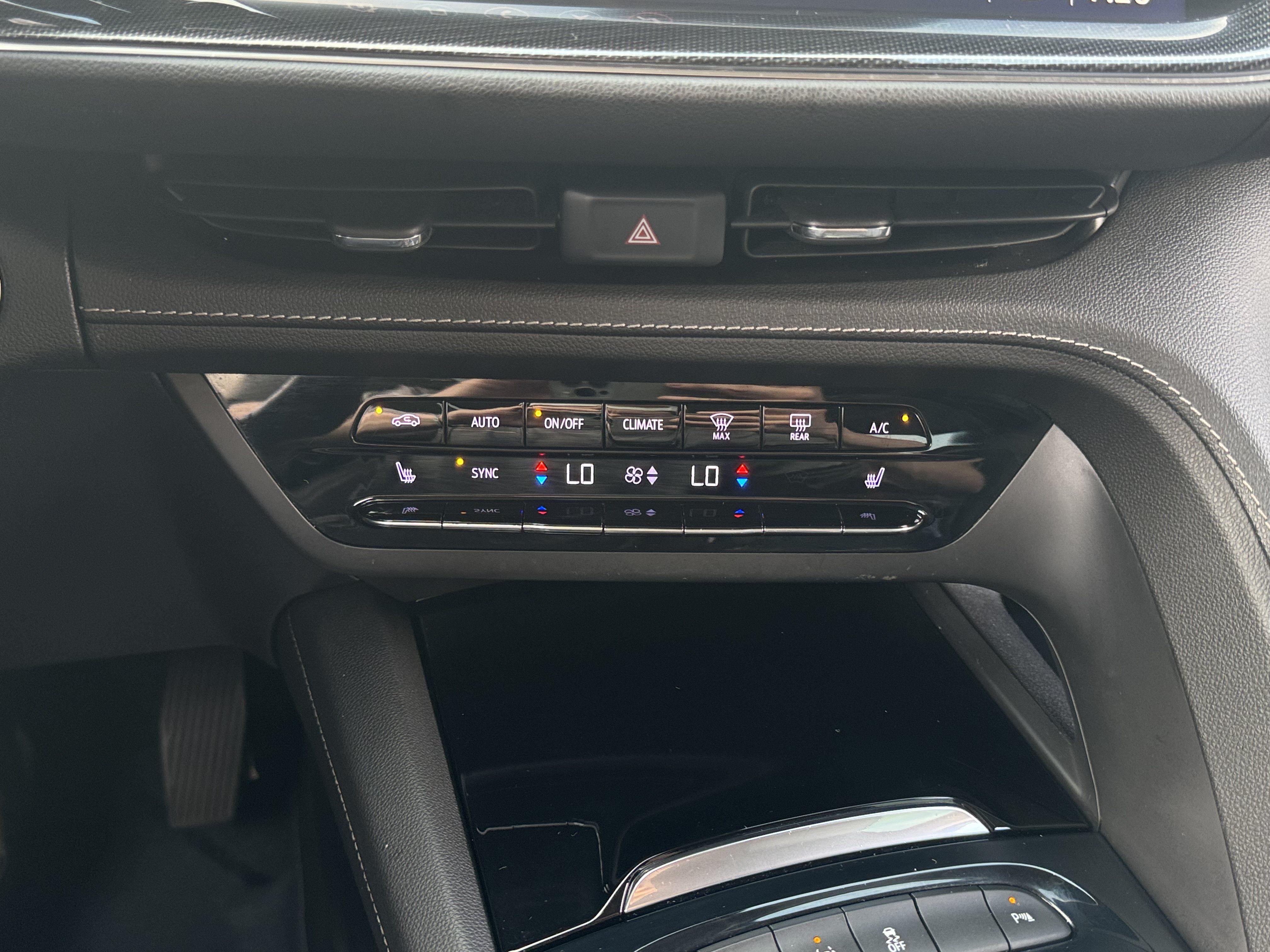 Used 2021 Buick Envision Essence w/ Technology Package I AWD/4WD image 28