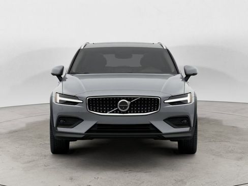Certified 2025 Volvo V60 B5 Cross Country Plus AWD/4WD image 2