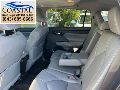 Used 2021 Toyota Highlander XLE AWD/4WD image 12