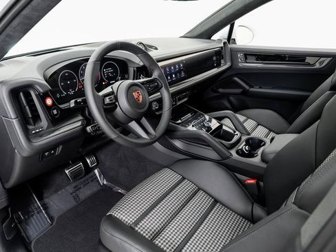 New 2026 Porsche Cayenne GTS image 4