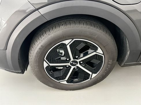 Used 2024 Kia Niro EX w/ EX Cold Weather Package image 11