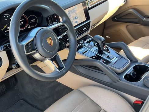 Certified 2022 Porsche Cayenne Platinum Edition image 4
