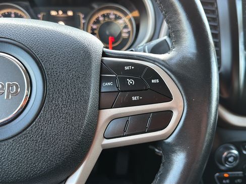 Used 2017 Jeep Cherokee Latitude w/ Cold Weather Group AWD/4WD image 18