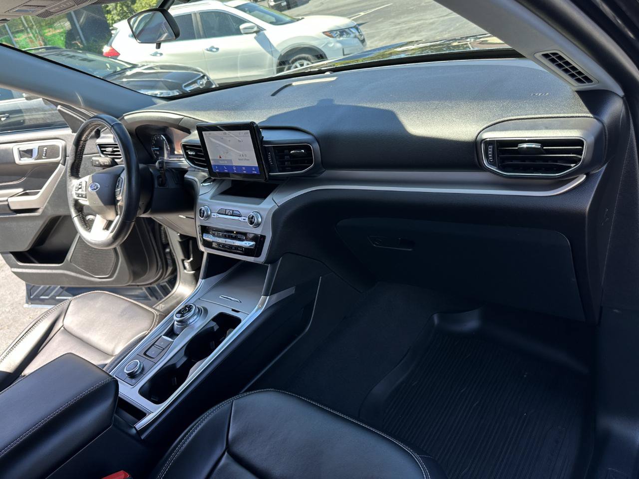 Used 2022 Ford Explorer XLT w/ Equipment Group 202A AWD/4WD image 50
