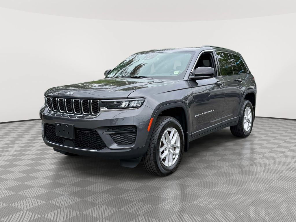 Used 2025 Jeep Grand Cherokee Laredo X w/ MOPAR Finishing Package AWD/4WD image 3