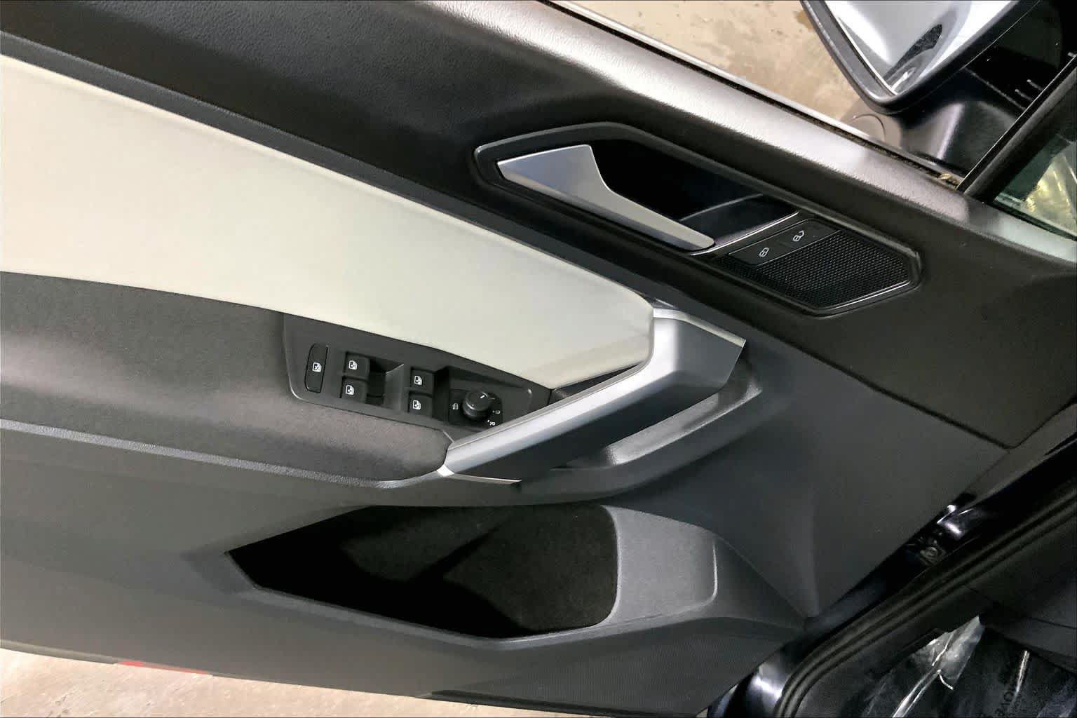 Used 2018 Volkswagen Tiguan S w/ 3rd Row Seat Package AWD/4WD image 36