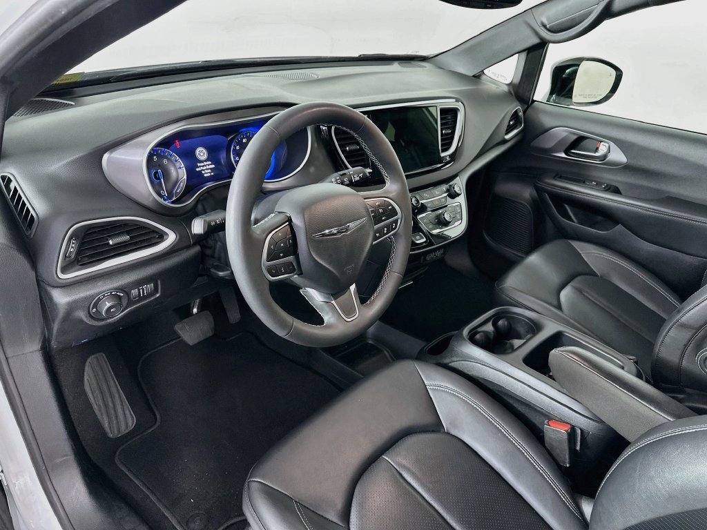 Used 2025 Chrysler Pacifica Select FWD image 29