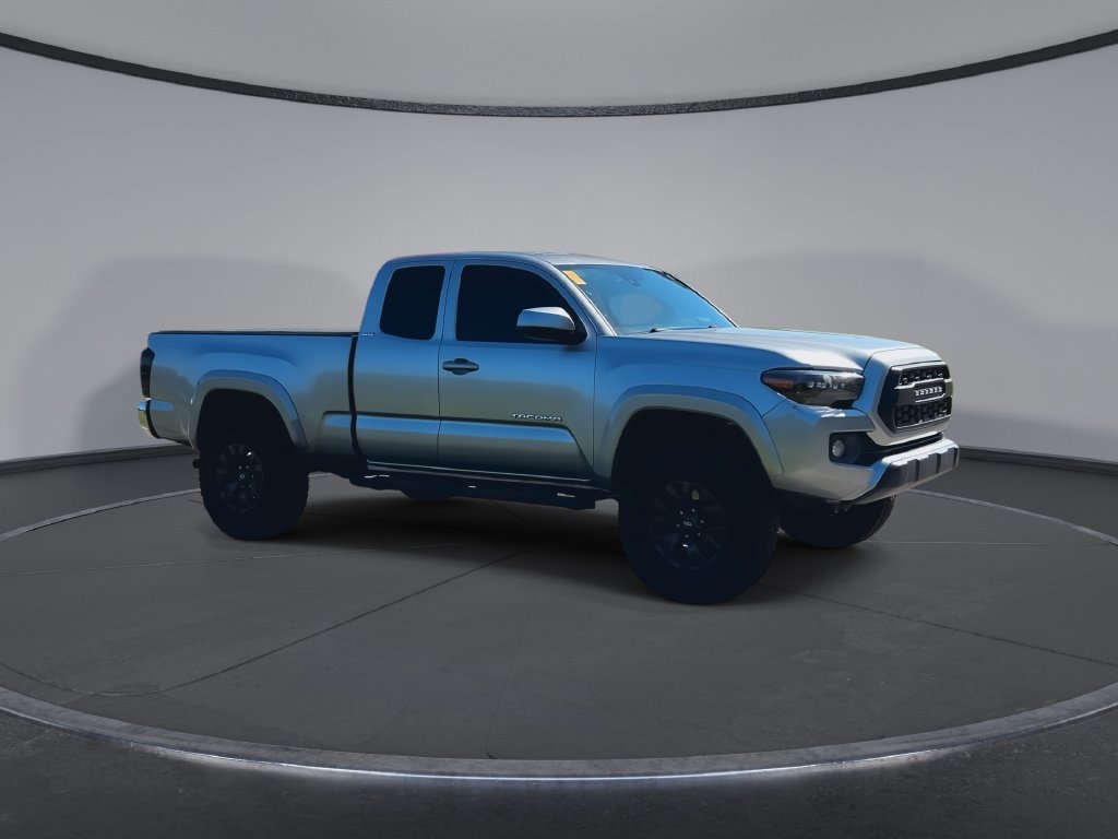 Used 2022 Toyota Tacoma SR5 RWD image 2