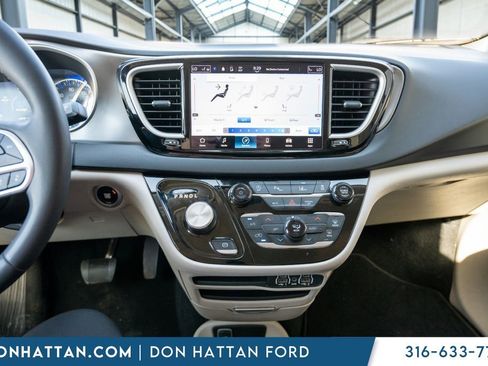 Used 2023 Chrysler Pacifica Touring-L image 8