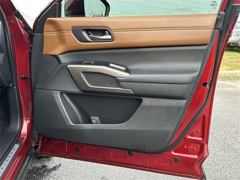 Certified 2024 Nissan Pathfinder Platinum w/ Black Appearance Package image 15