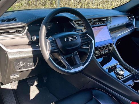 Used 2024 Jeep Grand Cherokee Limited w/ Black Appearance Package image 17