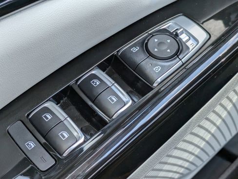 Used 2024 Kia Carnival EX FWD image 19