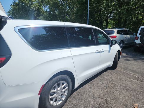 New 2026 Chrysler Pacifica Select image 25
