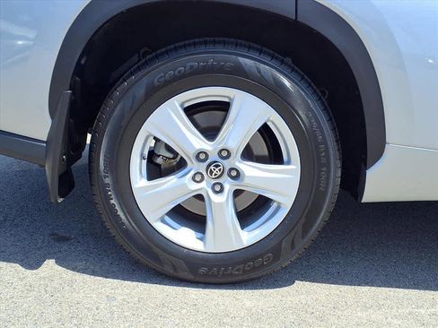 Used 2023 Toyota Highlander LE FWD image 8