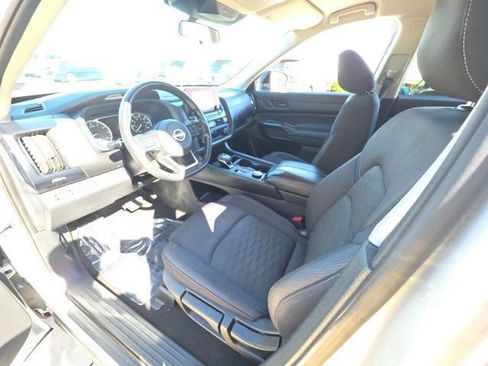 Used 2024 Nissan Pathfinder S image 13