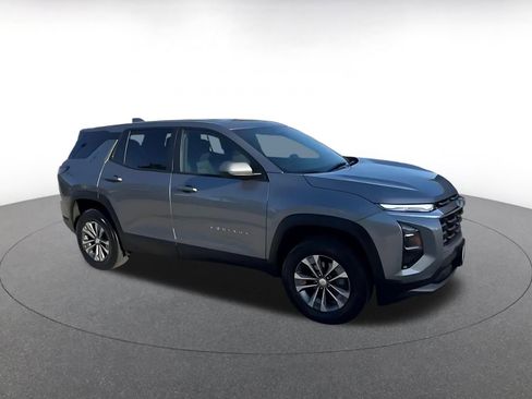 Used 2025 Chevrolet Equinox LT image 2