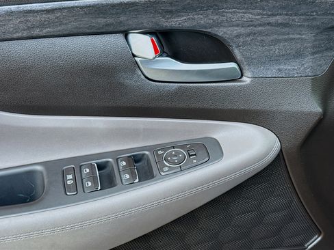 Used 2019 Hyundai Santa Fe SEL image 13