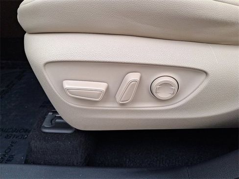 Certified 2021 Toyota Highlander XLE image 16