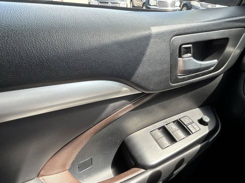 Used 2018 Toyota Highlander XLE w/ Protection Package #3 AWD/4WD image 29