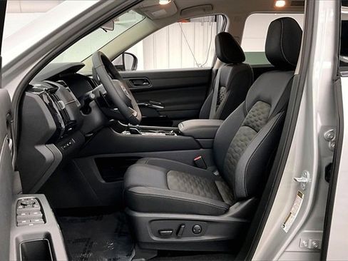 New 2025 Nissan Pathfinder SV w/ Black Appearance Package image 9