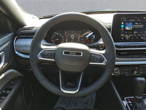 Used 2025 Jeep Compass Latitude image 12
