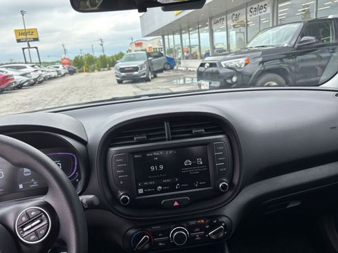 Used 2025 Kia Soul LX w/ LX Technology Package FWD image 31
