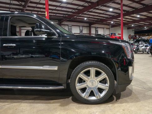 Used 2018 Cadillac Escalade ESV Luxury image 10