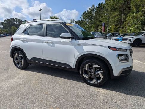 Used 2024 Hyundai Venue SEL FWD image 2