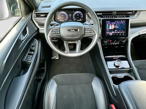 Used 2025 Jeep Grand Cherokee Altitude RWD image 23