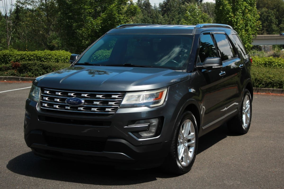 Used 2017 Ford Explorer Limited w/ Class II Trailer Tow Package AWD/4WD image 2