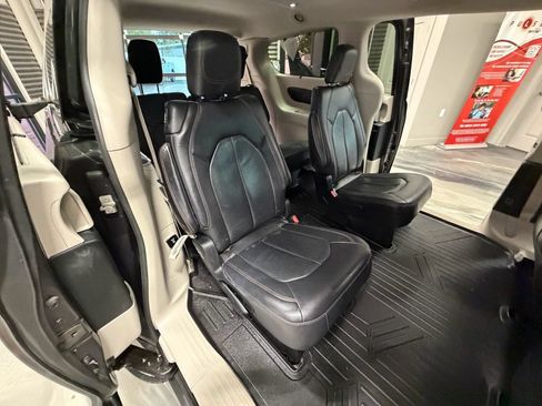 Used 2018 Chrysler Pacifica Touring-L Plus FWD image 5