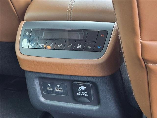 Used 2024 Nissan Pathfinder Platinum FWD image 18