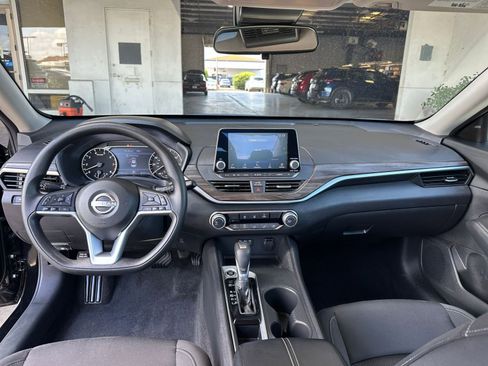 Used 2025 Nissan Altima 2.5 SV FWD image 34