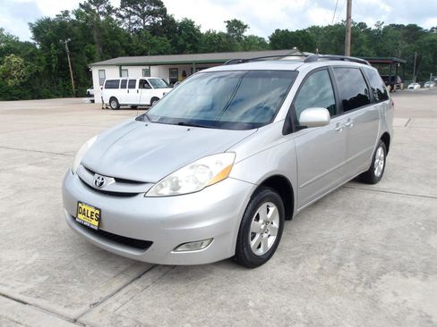 Used 2010 Toyota Sienna FWD image 2