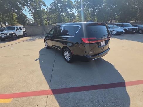 Used 2025 Chrysler Pacifica Select FWD image 8