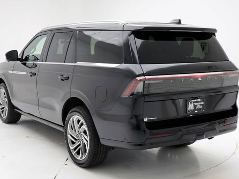 Used 2025 Lincoln Navigator Reserve AWD/4WD image 7