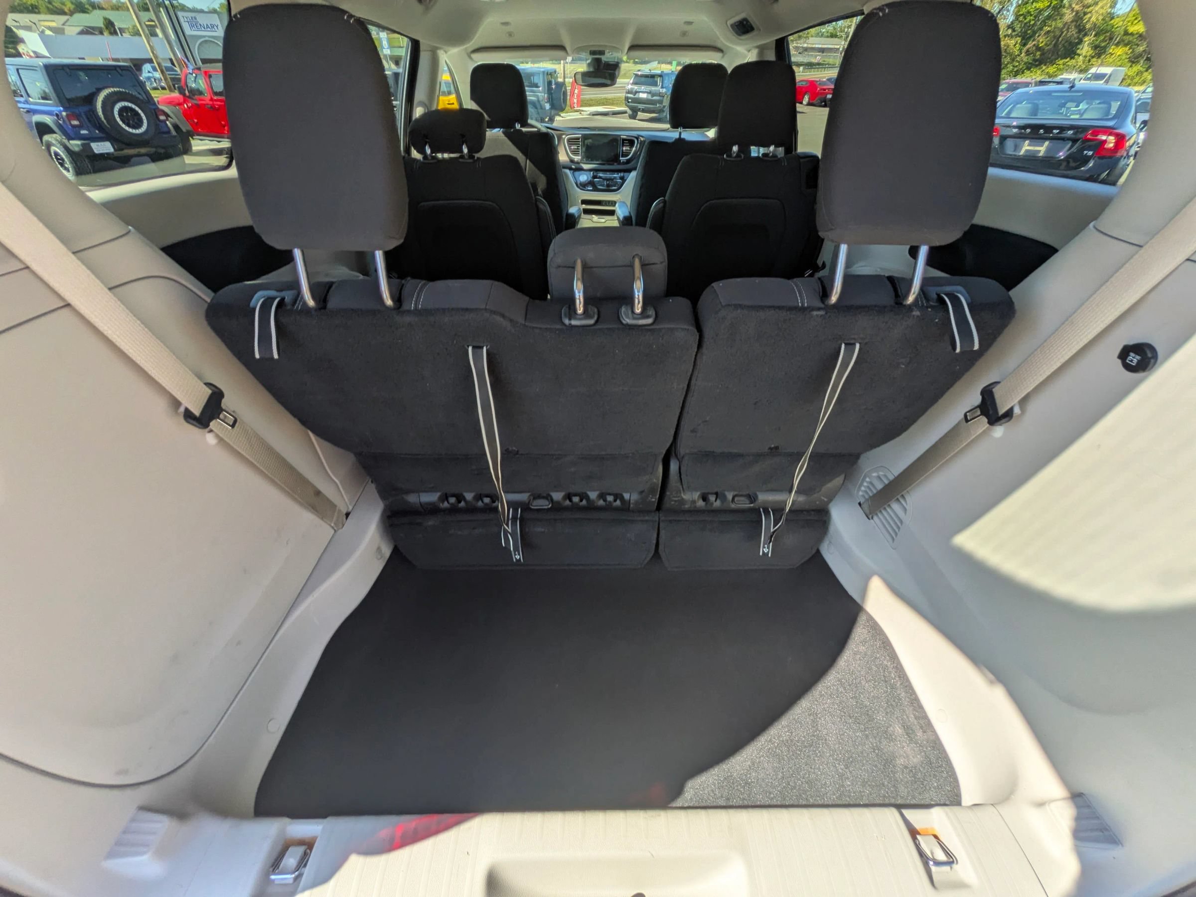 Used 2022 Chrysler Voyager LX FWD image 39