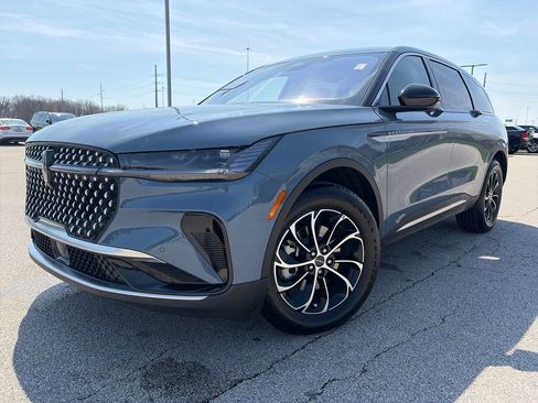 Used 2025 Lincoln Nautilus Premier image 3