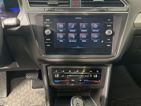 Used 2022 Volkswagen Tiguan SE AWD/4WD image 21