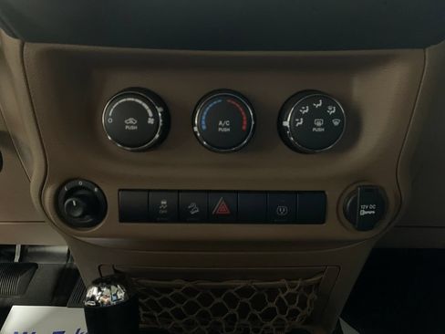 Used 2016 Jeep Wrangler Rubicon w/ Power Convenience Group AWD/4WD image 9