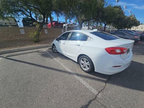 Used 2016 Chevrolet Cruze LT FWD image 2