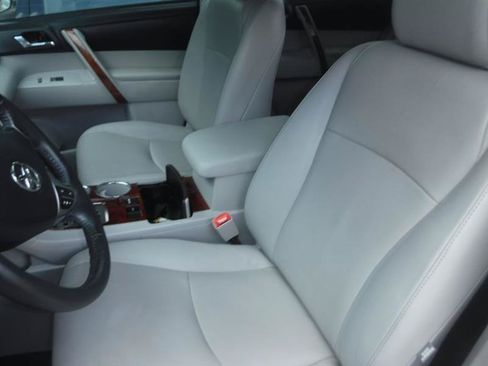 Used 2013 Toyota Highlander Limited FWD image 25