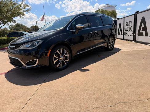 Used 2017 Chrysler Pacifica Limited FWD image 1