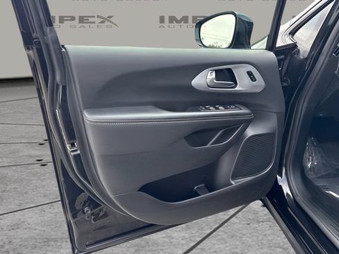 Used 2025 Chrysler Pacifica Limited FWD image 20