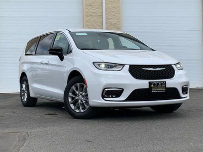 New 2026 Chrysler Pacifica Select