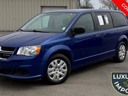 Used 2018 Dodge Grand Caravan SE w/ UConnect Hands-Free Group