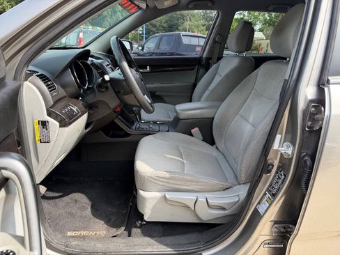 Used 2011 Kia Sorento 2WD image 9